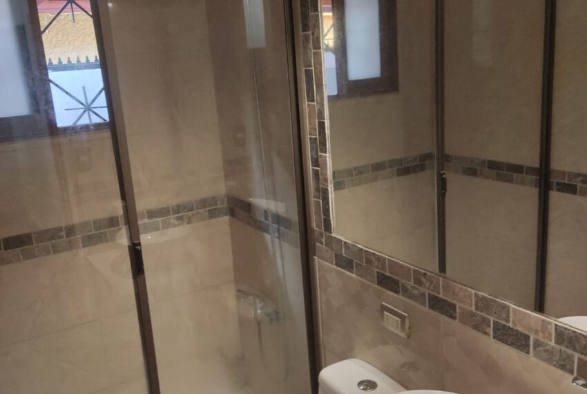 baño con recipiente